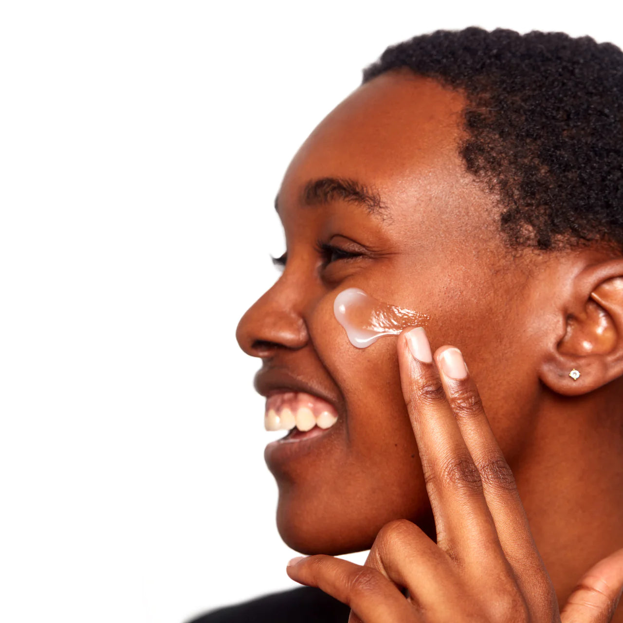 Skinuva scar gel on the face being moisturized into the skin